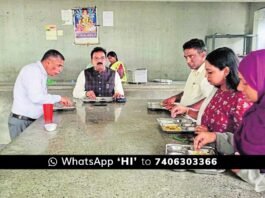 Deputy Commissioner P N Ravindra Lunch At Gudibande Indira Canteen