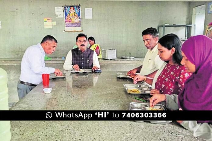 Deputy Commissioner P N Ravindra Lunch At Gudibande Indira Canteen