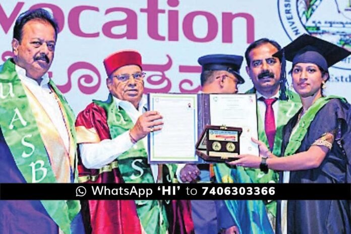08AugCBP03 Karnataka Governor Thawar Chand Gehlot Issue Gold medals for Chintamani Bindu sri at University of Agricultural Sciences, Bangalore Convocation