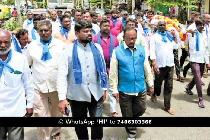 Chikkaballapur dalit union protest against MLA Munirathna