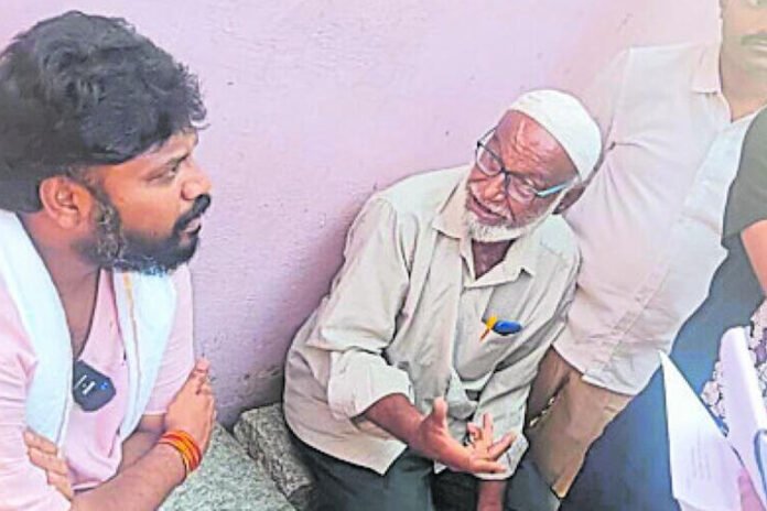 Chikkaballapur MLA Pradeep Eshwar visited over 100 houses in Chikkaballapur Ward 8 as part of the "Namaste Chikkaballapur" program