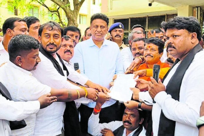 18AugCBP01 The Madiga Jagruti Committee has criticized the Siddaramaiah government for delaying the implementation of internal reservation. In Chikkaballapur, members submitted a memorandum to Minister Dr. M.C. Sudhakar, demanding immediate social justice for all Scheduled Caste communities.