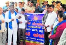 ಒಳಮೀಸಲಾತಿ ಜಾರಿಗೆ ಆಗ್ರಹಿಸಿ ಪ್ರತಿಭಟನೆ Dalit organizations and Karnataka Madiga Mahasabha staged a protest in Chikkaballapur demanding immediate implementation of internal reservation. Protesters urged MLA Pradeep Eshwar to raise the issue in the upcoming cabinet meeting, warning of a boycott if justice is delayed.